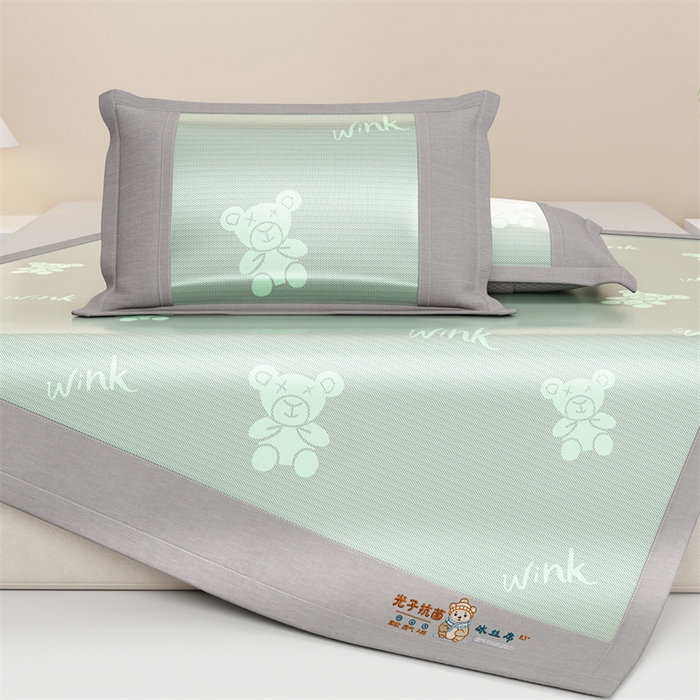 91家纺网 家纺一手货源 找家纺 爱宝被业 2026新款凉感冰丝席三件套 布朗熊-绿
