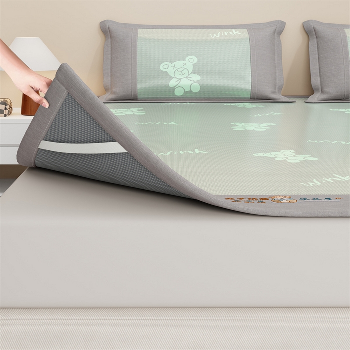 91家纺网 家纺一手货源 找家纺 爱宝被业 2026新款凉感冰丝席三件套 布朗熊-绿