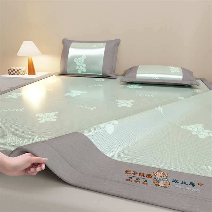 91家纺网 家纺一手货源 找家纺 爱宝被业 2026新款凉感冰丝席三件套 布朗熊-绿