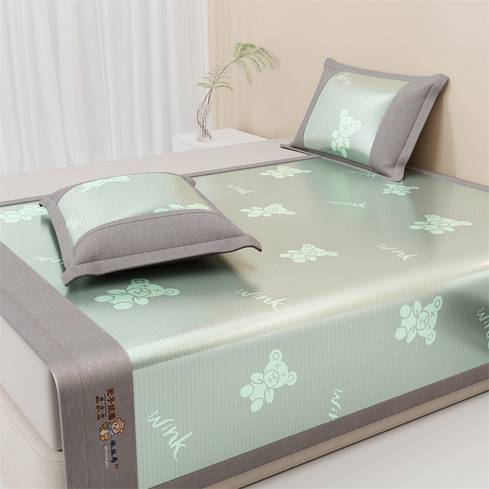 91家纺网 家纺一手货源 找家纺 爱宝被业 2026新款凉感冰丝席三件套 布朗熊-绿