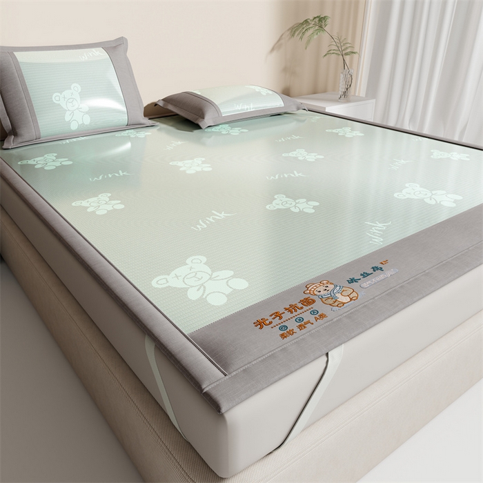 91家纺网 家纺一手货源 找家纺 爱宝被业 2026新款凉感冰丝席三件套 布朗熊-绿