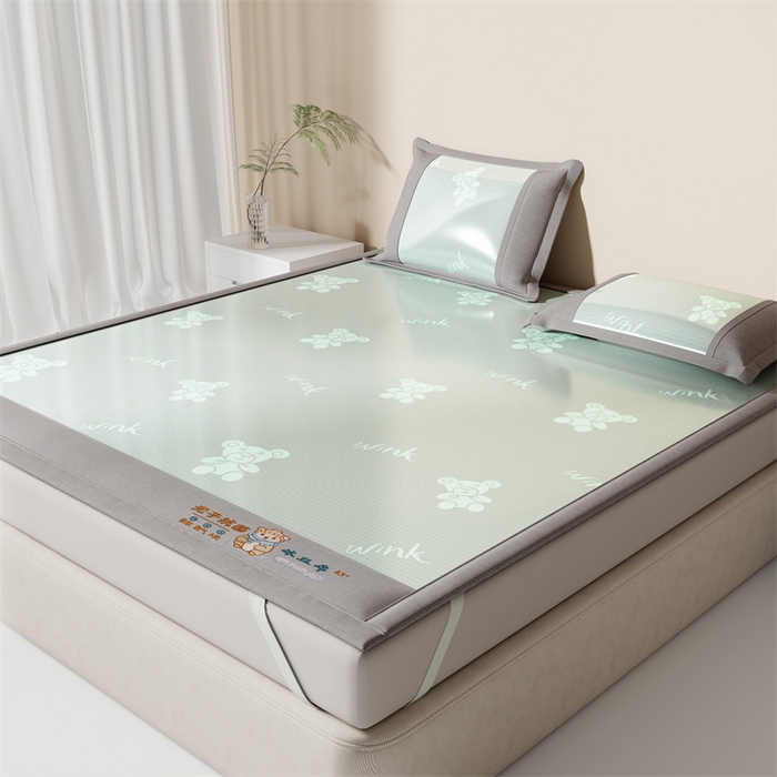 91家纺网 家纺一手货源 找家纺 爱宝被业 2026新款凉感冰丝席三件套 布朗熊-绿