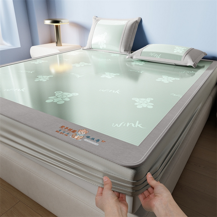 91家纺网 家纺一手货源 找家纺 爱宝被业 2026新款凉感冰丝席三件套 布朗熊-绿