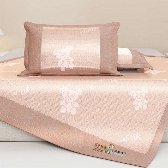 91家纺网 家纺一手货源 找家纺 爱宝被业 2026新款凉感冰丝席三件套 布朗熊-玉