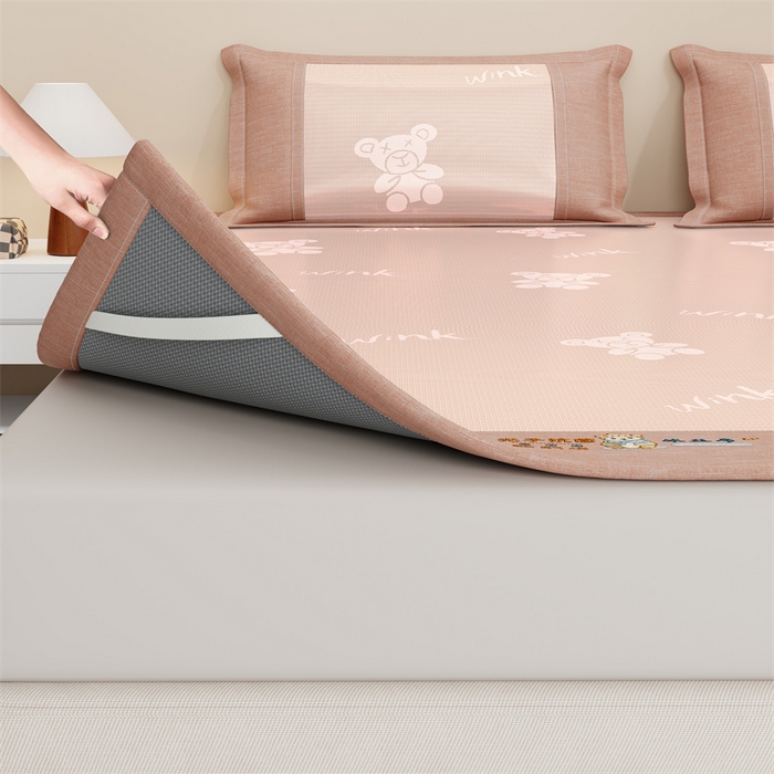 91家纺网 家纺一手货源 找家纺 爱宝被业 2026新款凉感冰丝席三件套 布朗熊-玉