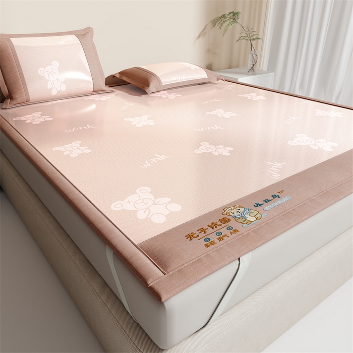 91家纺网 家纺一手货源 找家纺 爱宝被业 2026新款凉感冰丝席三件套 布朗熊-玉