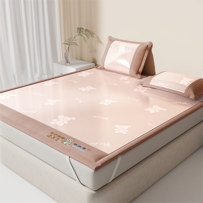 91家纺网 家纺一手货源 找家纺 爱宝被业 2026新款凉感冰丝席三件套 布朗熊-玉