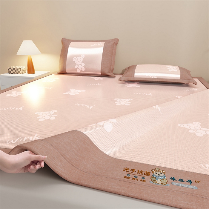 91家纺网 家纺一手货源 找家纺 爱宝被业 2026新款凉感冰丝席三件套 布朗熊-玉