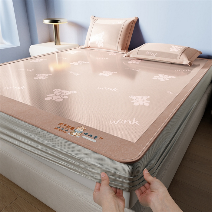 91家纺网 家纺一手货源 找家纺 爱宝被业 2026新款凉感冰丝席三件套 布朗熊-玉