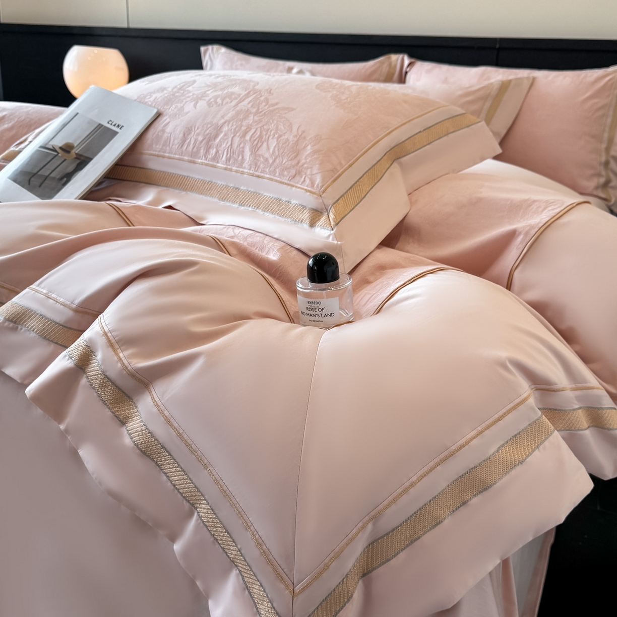 91家纺网 家纺一手货源 找家纺 博纳家纺 2026春夏新款60支全棉纯棉厚织提花绣花宽边高级简奢纯棉四件套-琼楼玉宇 琼楼玉宇-淡雅粉