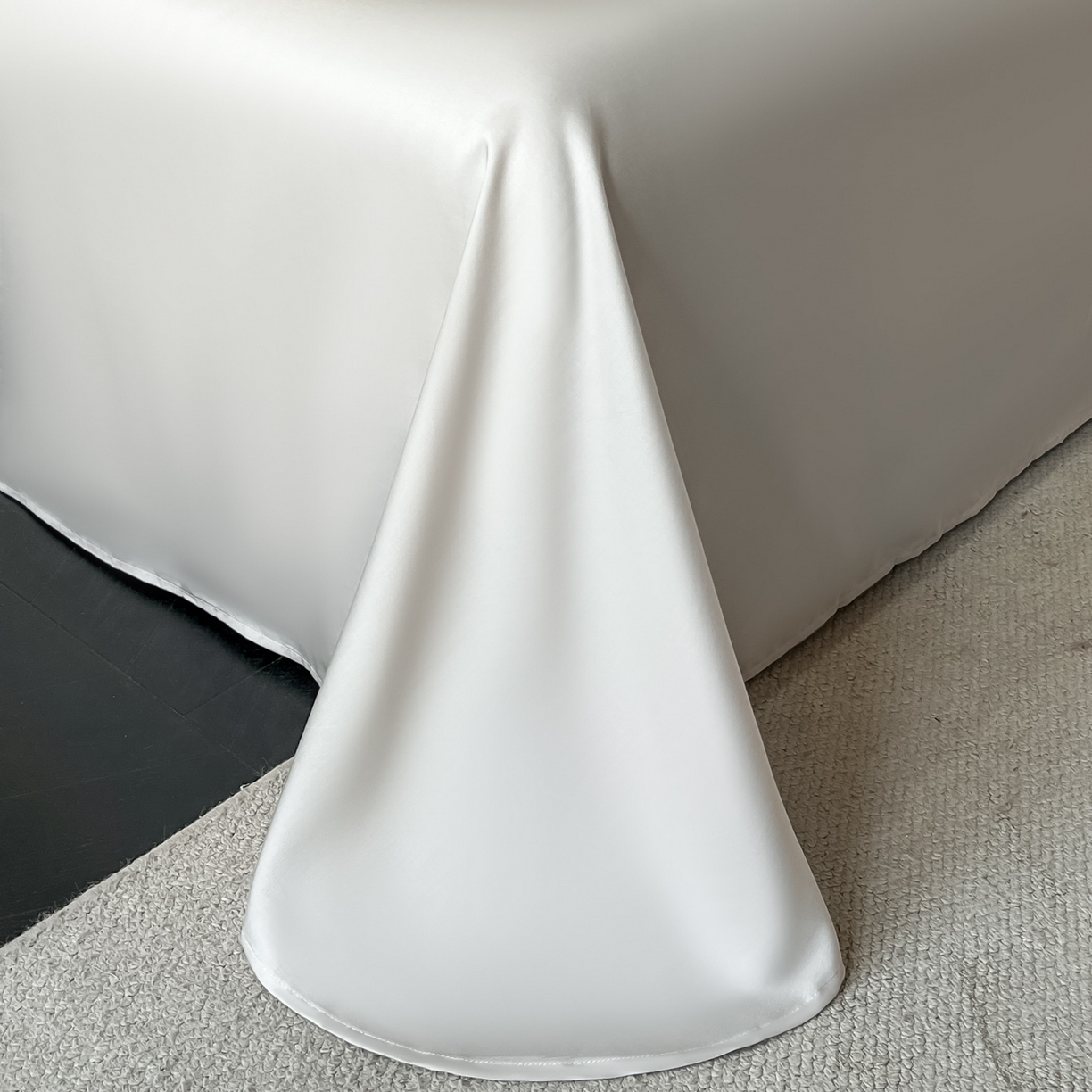 91家纺网 家纺一手货源 找家纺 博纳家纺 2026春夏新款60支全棉纯棉厚织提花绣花宽边高级简奢纯棉四件套-琼楼玉宇 琼楼玉宇-炫彩银