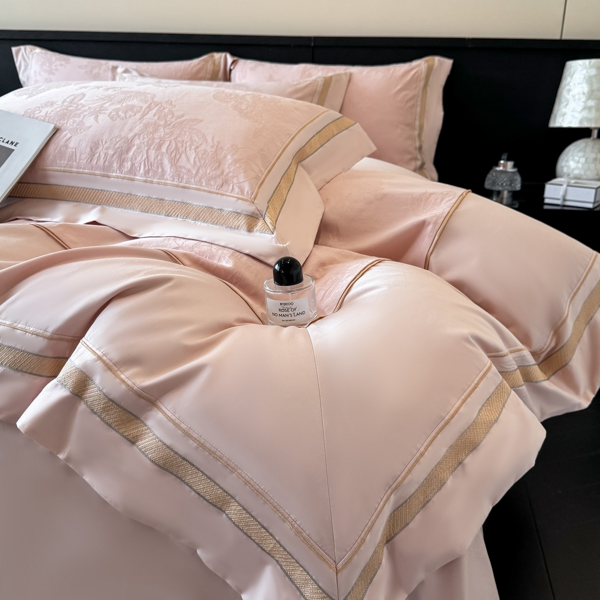 91家纺网 家纺一手货源 找家纺 （总）博纳家纺 2026春夏新款60支全棉纯棉厚织提花绣花宽边高级简奢纯棉四件套-琼楼玉宇