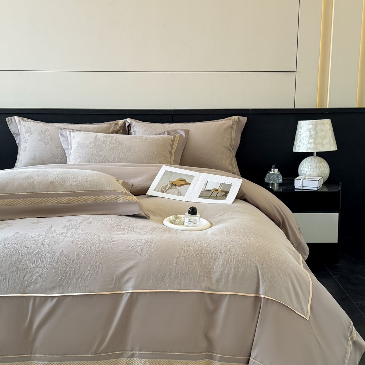 91家纺网 家纺一手货源 找家纺 博纳家纺 2026春夏新款60支全棉纯棉厚织提花绣花宽边高级简奢纯棉四件套-琼楼玉宇 琼楼玉宇-咖色