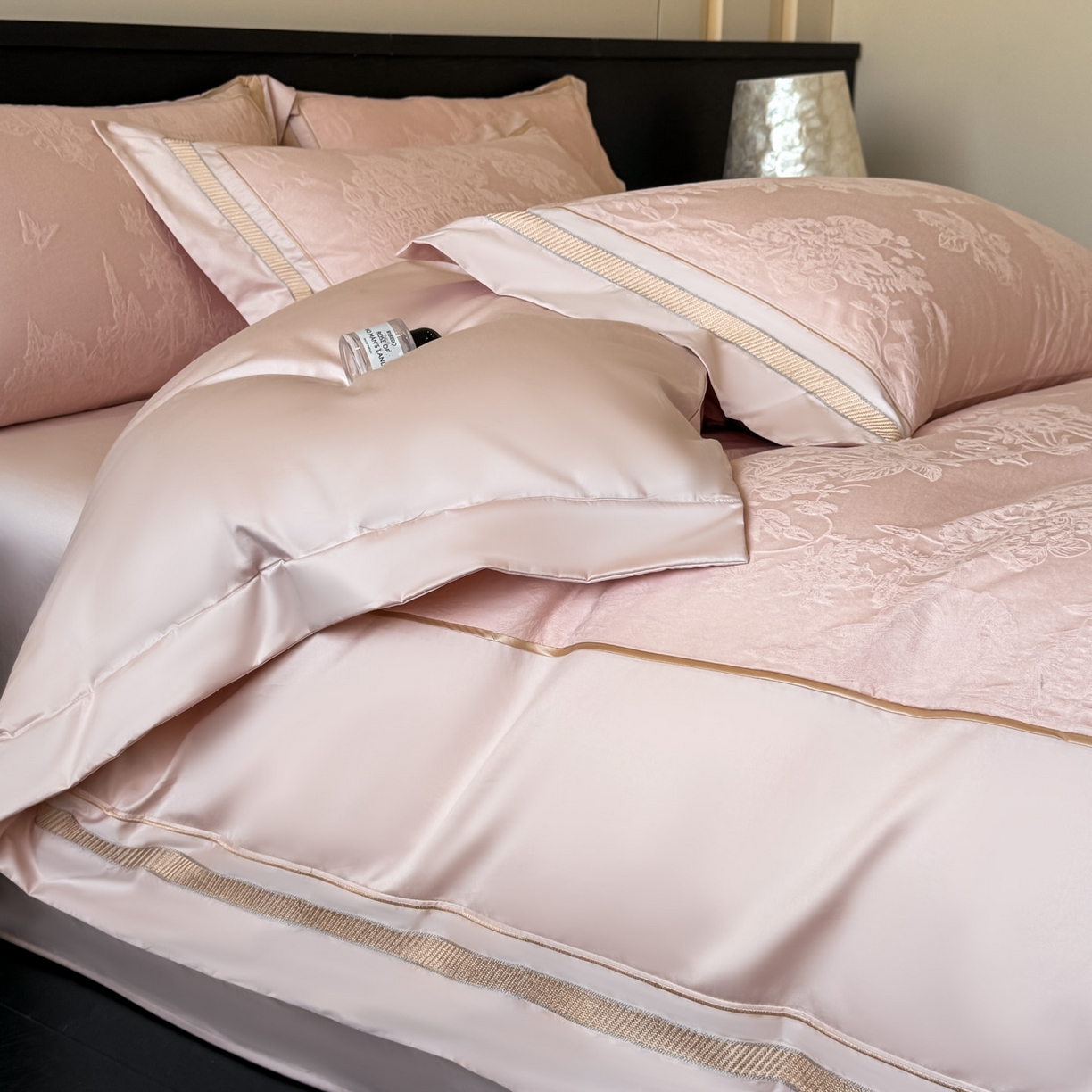 91家纺网 家纺一手货源 找家纺 博纳家纺 2026春夏新款60支全棉纯棉厚织提花绣花宽边高级简奢纯棉四件套-琼楼玉宇 琼楼玉宇-淡雅粉