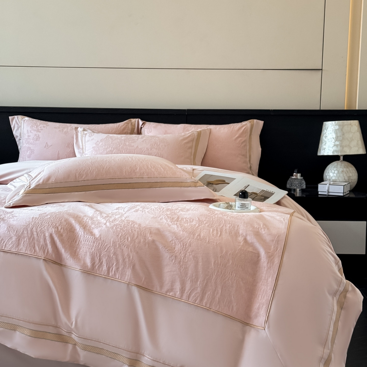 91家纺网 家纺一手货源 找家纺 （总）博纳家纺 2026春夏新款60支全棉纯棉厚织提花绣花宽边高级简奢纯棉四件套-琼楼玉宇