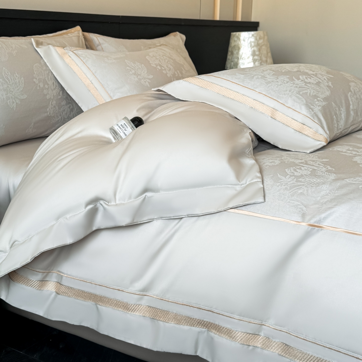 91家纺网 家纺一手货源 找家纺 博纳家纺 2026春夏新款60支全棉纯棉厚织提花绣花宽边高级简奢纯棉四件套-琼楼玉宇 琼楼玉宇-炫彩银