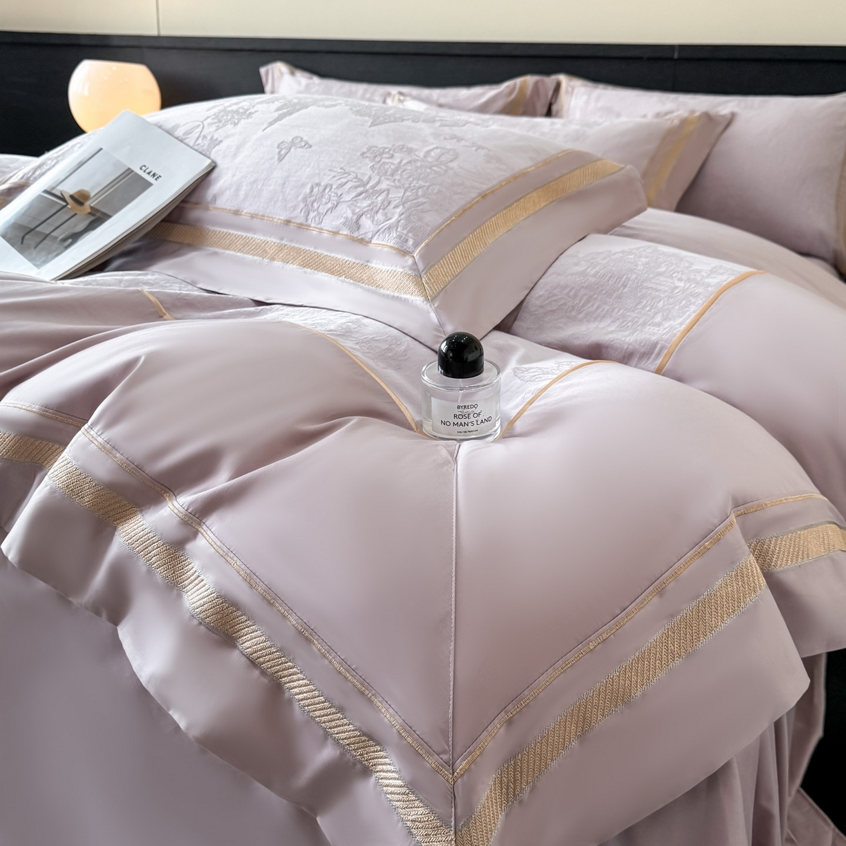 91家纺网 家纺一手货源 找家纺 博纳家纺 2026春夏新款60支全棉纯棉厚织提花绣花宽边高级简奢纯棉四件套-琼楼玉宇 琼楼玉宇-浅紫