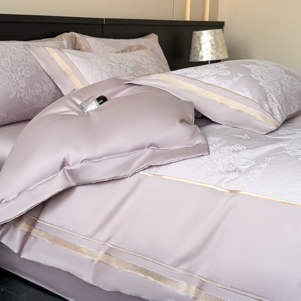 91家纺网 家纺一手货源 找家纺 博纳家纺 2026春夏新款60支全棉纯棉厚织提花绣花宽边高级简奢纯棉四件套-琼楼玉宇 琼楼玉宇-浅紫