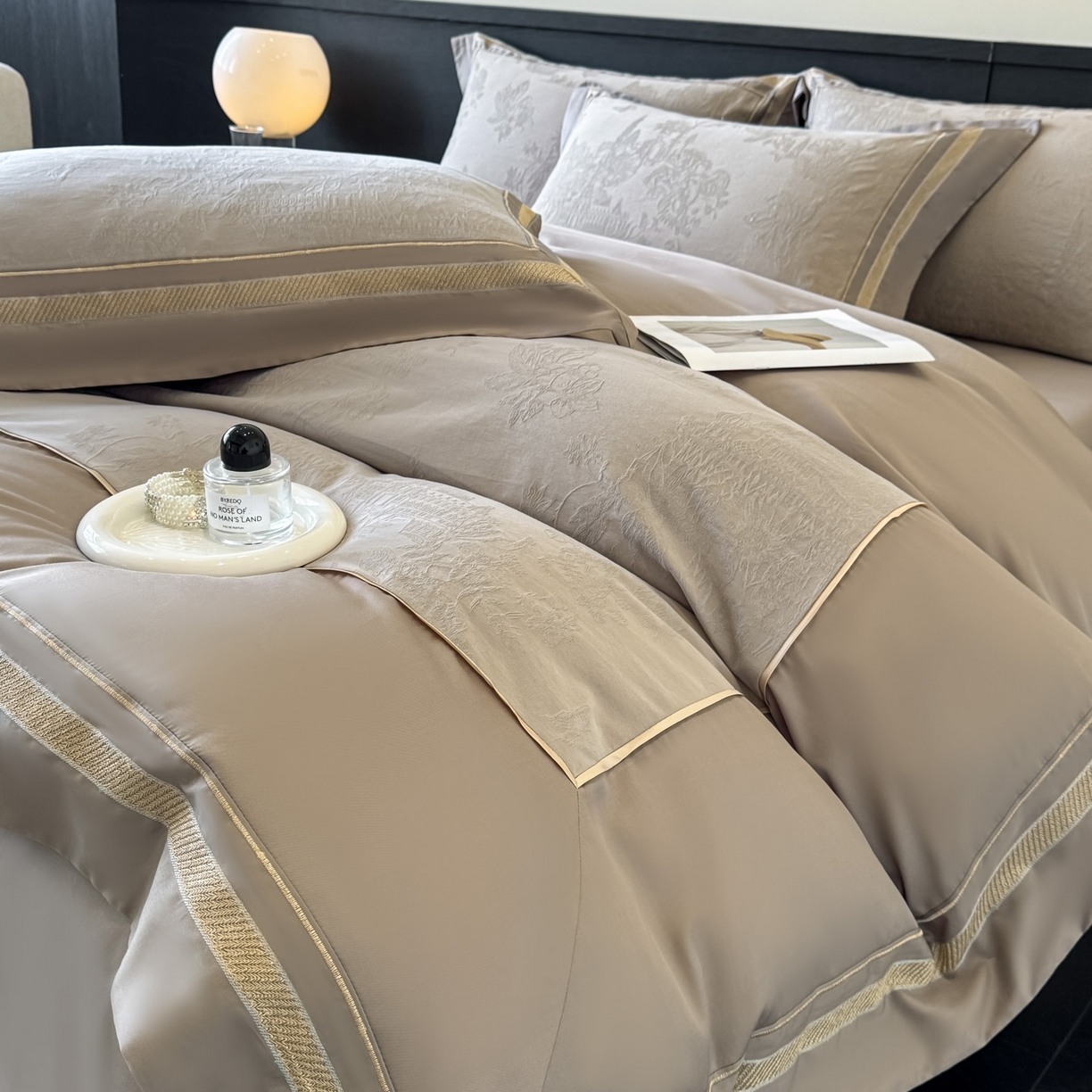 博纳家纺 2026春夏新款60支全棉纯棉厚织提花绣花宽边高级简奢纯棉四件套-琼楼玉宇 琼楼玉宇-咖色