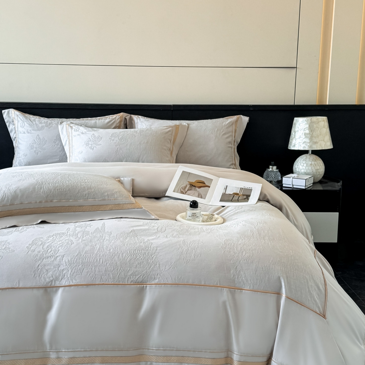 91家纺网 家纺一手货源 找家纺 博纳家纺 2026春夏新款60支全棉纯棉厚织提花绣花宽边高级简奢纯棉四件套-琼楼玉宇 琼楼玉宇-炫彩银