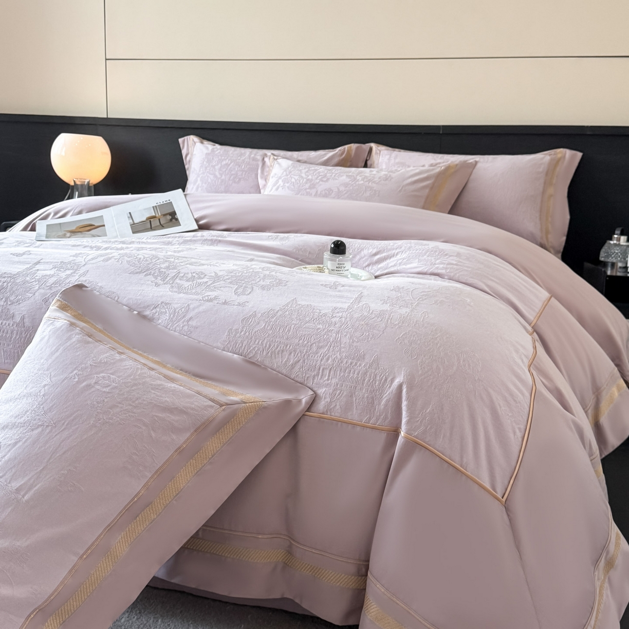 91家纺网 家纺一手货源 找家纺 博纳家纺 2026春夏新款60支全棉纯棉厚织提花绣花宽边高级简奢纯棉四件套-琼楼玉宇 琼楼玉宇-浅紫