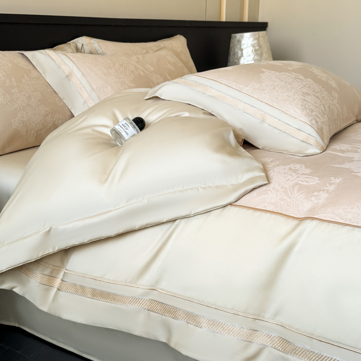 91家纺网 家纺一手货源 找家纺 博纳家纺 2026春夏新款60支全棉纯棉厚织提花绣花宽边高级简奢纯棉四件套-琼楼玉宇 琼楼玉宇-香槟