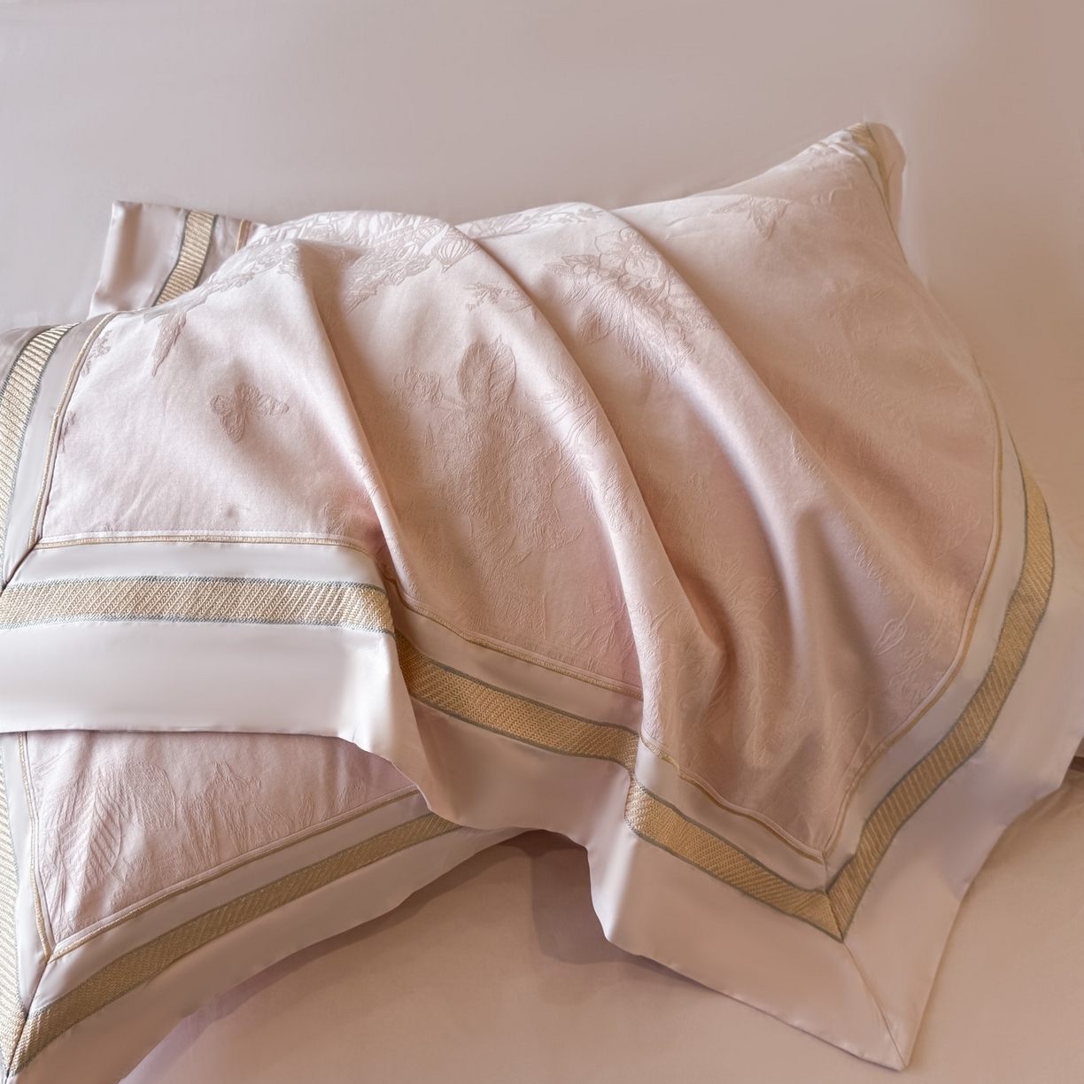 91家纺网 家纺一手货源 找家纺 （总）博纳家纺 2026春夏新款60支全棉纯棉厚织提花绣花宽边高级简奢纯棉四件套-琼楼玉宇