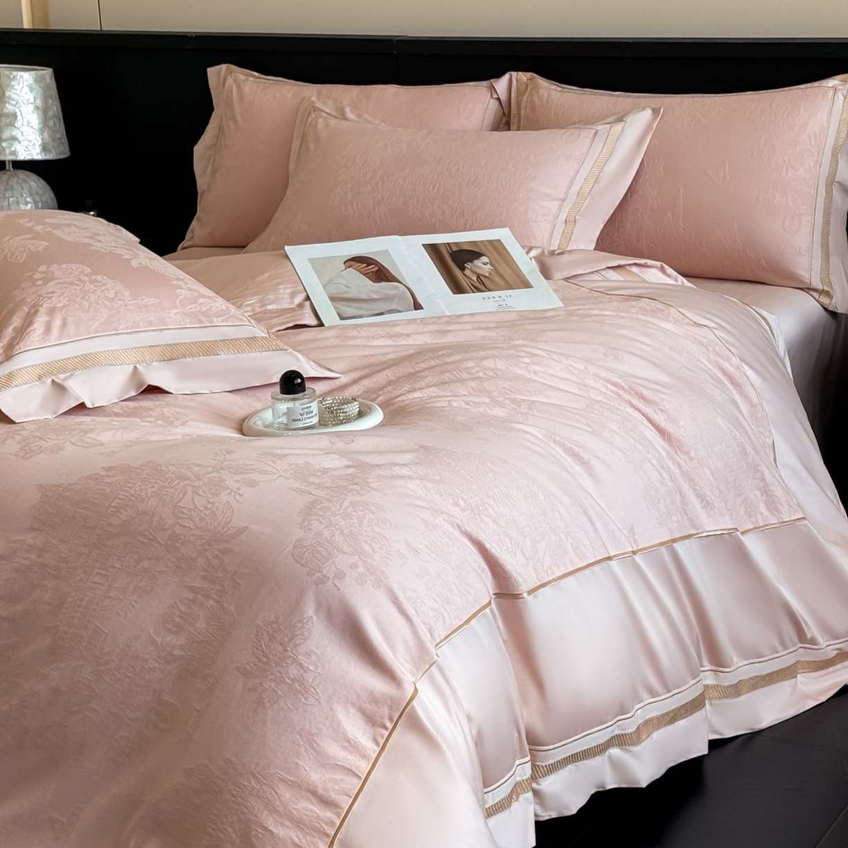 91家纺网 家纺一手货源 找家纺 （总）博纳家纺 2026春夏新款60支全棉纯棉厚织提花绣花宽边高级简奢纯棉四件套-琼楼玉宇