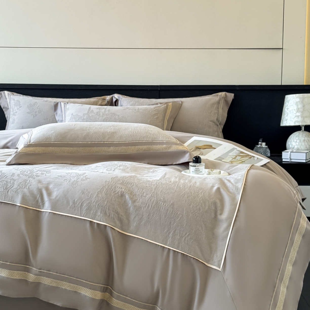 91家纺网 家纺一手货源 找家纺 博纳家纺 2026春夏新款60支全棉纯棉厚织提花绣花宽边高级简奢纯棉四件套-琼楼玉宇 琼楼玉宇-咖色