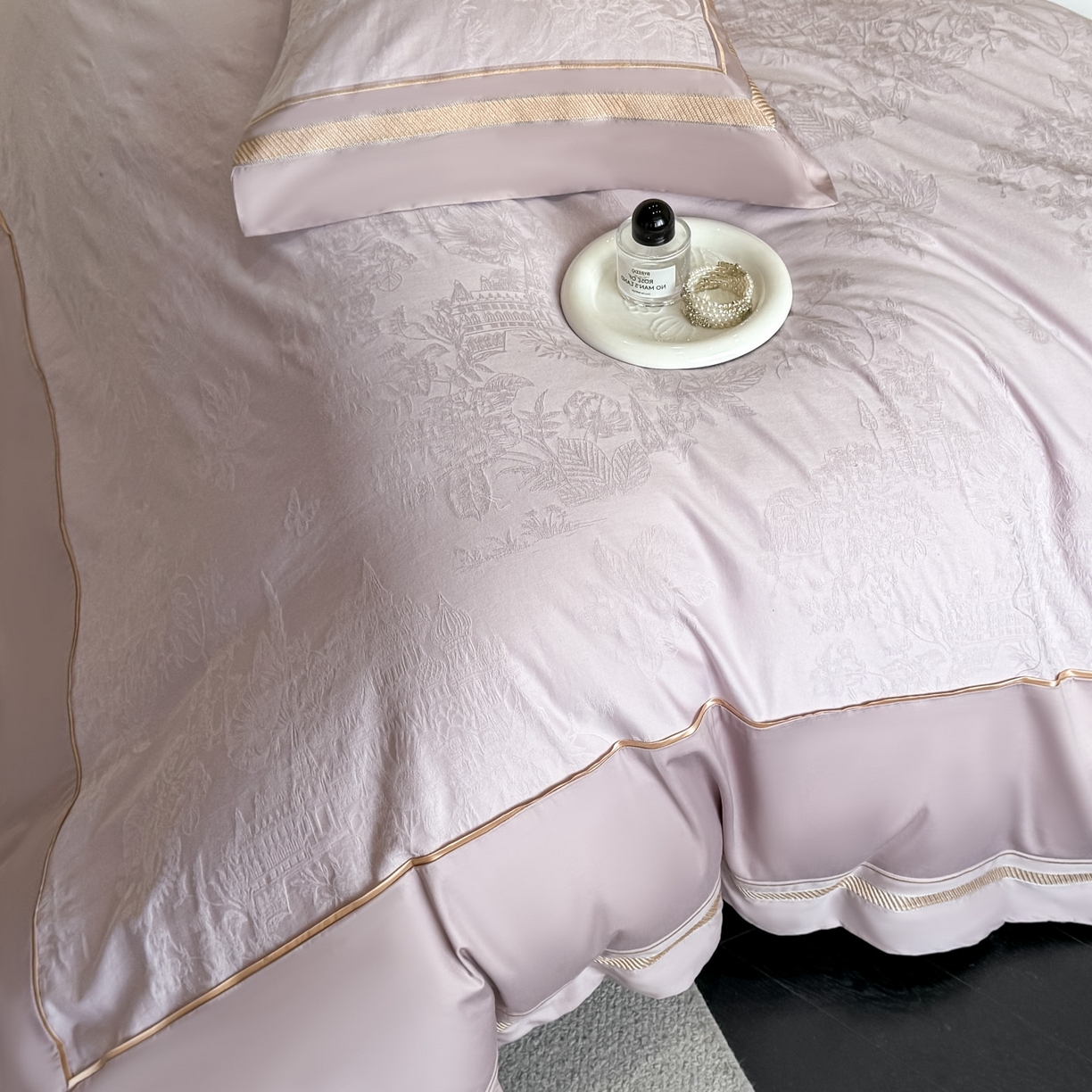 91家纺网 家纺一手货源 找家纺 博纳家纺 2026春夏新款60支全棉纯棉厚织提花绣花宽边高级简奢纯棉四件套-琼楼玉宇 琼楼玉宇-浅紫