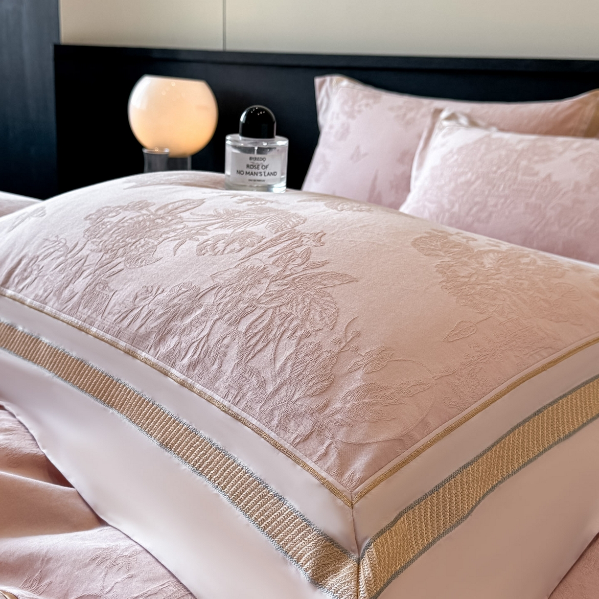 91家纺网 家纺一手货源 找家纺 （总）博纳家纺 2026春夏新款60支全棉纯棉厚织提花绣花宽边高级简奢纯棉四件套-琼楼玉宇