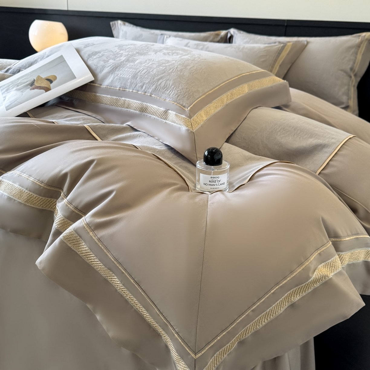 91家纺网 家纺一手货源 找家纺 博纳家纺 2026春夏新款60支全棉纯棉厚织提花绣花宽边高级简奢纯棉四件套-琼楼玉宇 琼楼玉宇-咖色