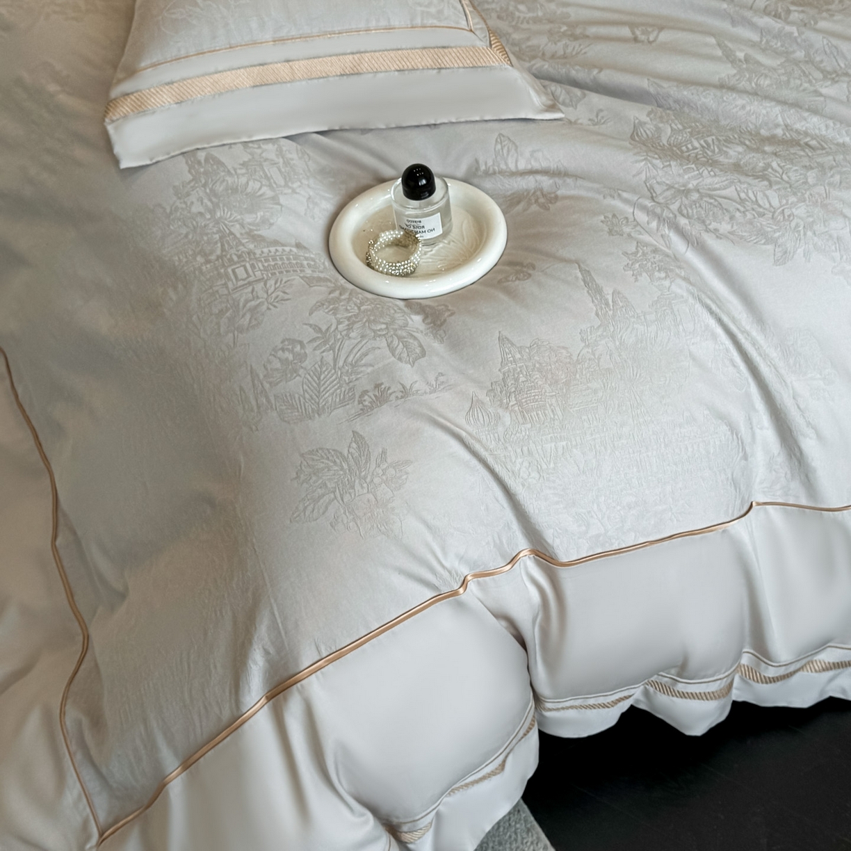 91家纺网 家纺一手货源 找家纺 博纳家纺 2026春夏新款60支全棉纯棉厚织提花绣花宽边高级简奢纯棉四件套-琼楼玉宇 琼楼玉宇-炫彩银