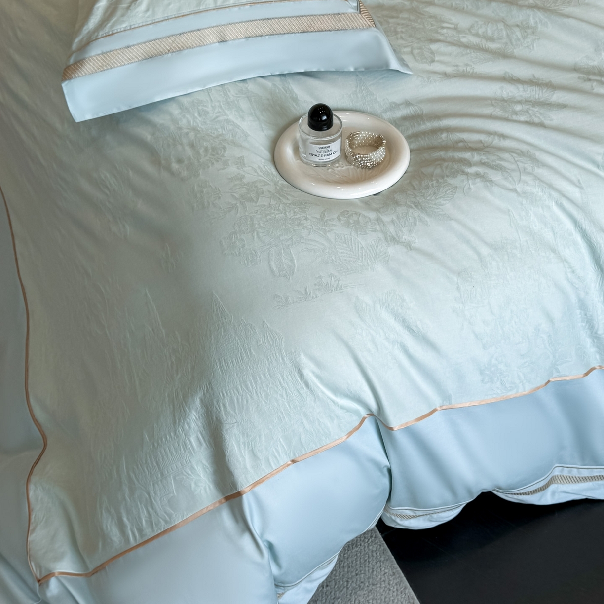 91家纺网 家纺一手货源 找家纺 博纳家纺 2026春夏新款60支全棉纯棉厚织提花绣花宽边高级简奢纯棉四件套-琼楼玉宇 琼楼玉宇-天蓝