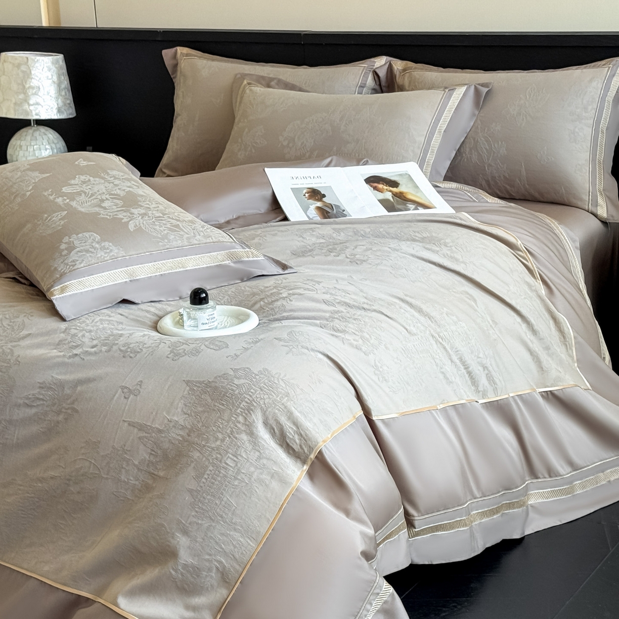 91家纺网 家纺一手货源 找家纺 博纳家纺 2026春夏新款60支全棉纯棉厚织提花绣花宽边高级简奢纯棉四件套-琼楼玉宇 琼楼玉宇-咖色