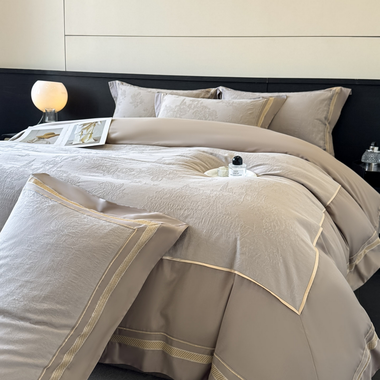 91家纺网 家纺一手货源 找家纺 博纳家纺 2026春夏新款60支全棉纯棉厚织提花绣花宽边高级简奢纯棉四件套-琼楼玉宇 琼楼玉宇-咖色