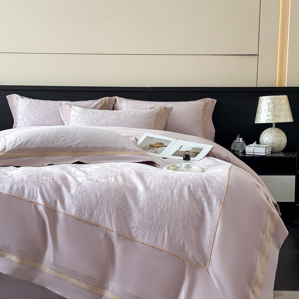 91家纺网 家纺一手货源 找家纺 博纳家纺 2026春夏新款60支全棉纯棉厚织提花绣花宽边高级简奢纯棉四件套-琼楼玉宇 琼楼玉宇-浅紫