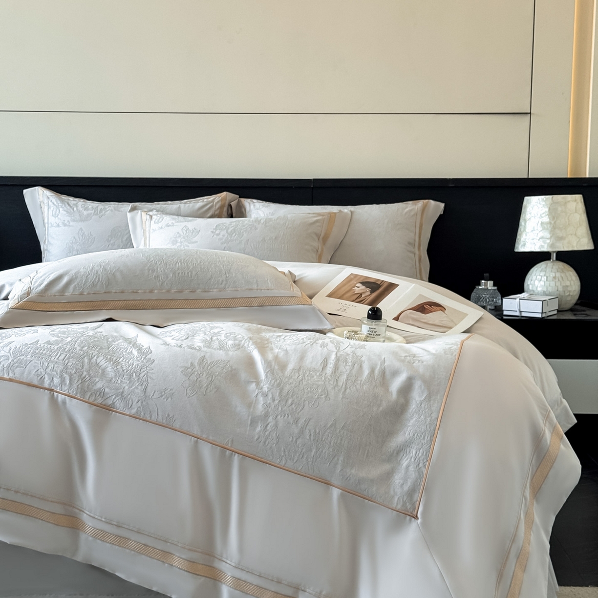 91家纺网 家纺一手货源 找家纺 博纳家纺 2026春夏新款60支全棉纯棉厚织提花绣花宽边高级简奢纯棉四件套-琼楼玉宇 琼楼玉宇-炫彩银