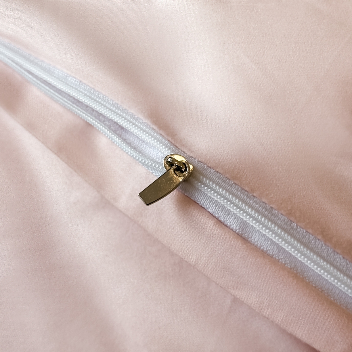 91家纺网 家纺一手货源 找家纺 博纳家纺 2026春夏新款60支全棉纯棉厚织提花绣花宽边高级简奢纯棉四件套-琼楼玉宇 琼楼玉宇-淡雅粉