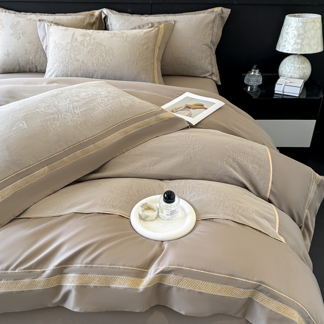 91家纺网 家纺一手货源 找家纺 博纳家纺 2026春夏新款60支全棉纯棉厚织提花绣花宽边高级简奢纯棉四件套-琼楼玉宇 琼楼玉宇-咖色