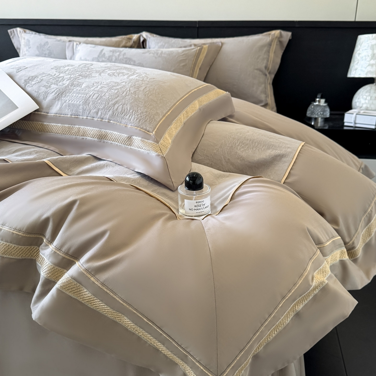 91家纺网 家纺一手货源 找家纺 博纳家纺 2026春夏新款60支全棉纯棉厚织提花绣花宽边高级简奢纯棉四件套-琼楼玉宇 琼楼玉宇-咖色