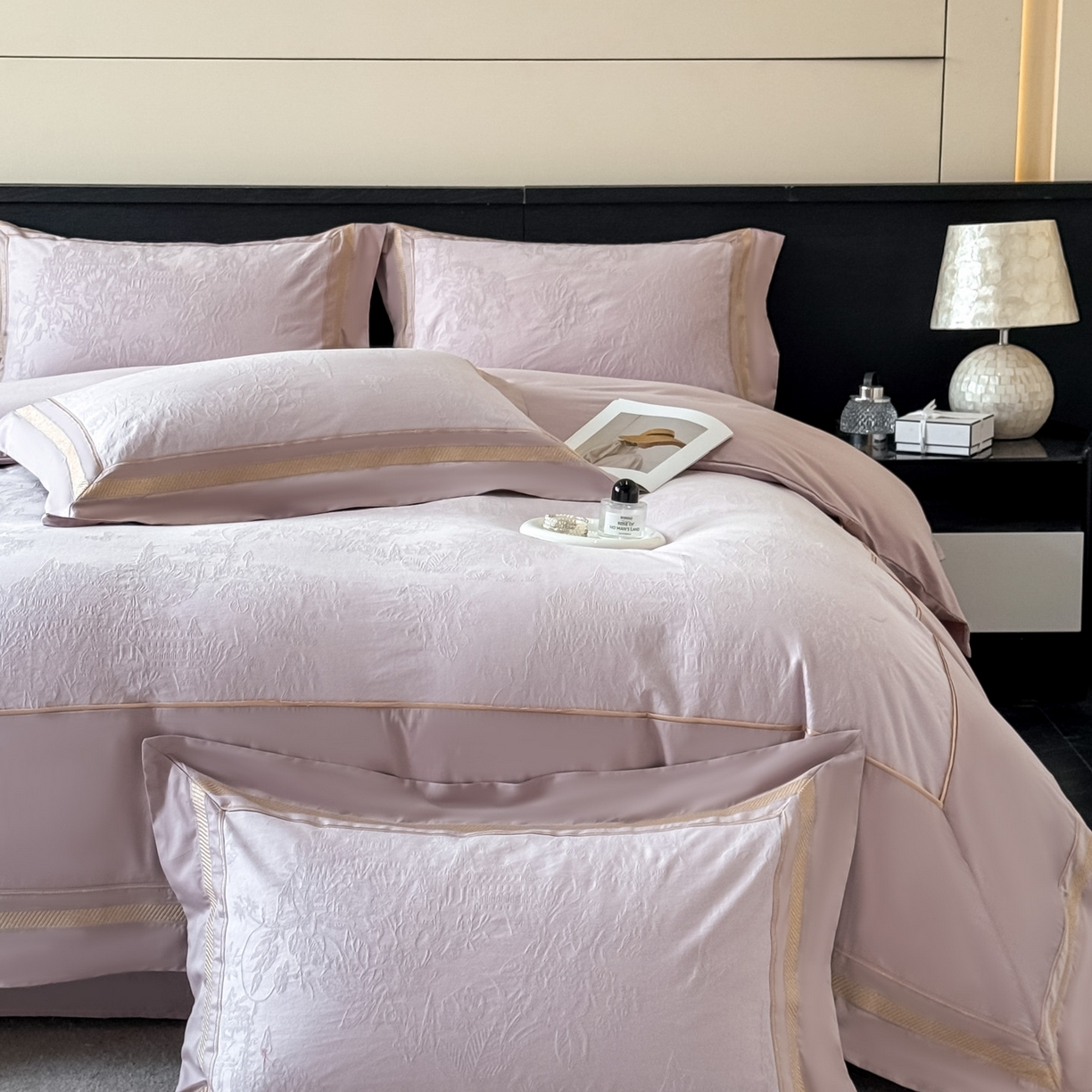 91家纺网 家纺一手货源 找家纺 博纳家纺 2026春夏新款60支全棉纯棉厚织提花绣花宽边高级简奢纯棉四件套-琼楼玉宇 琼楼玉宇-浅紫