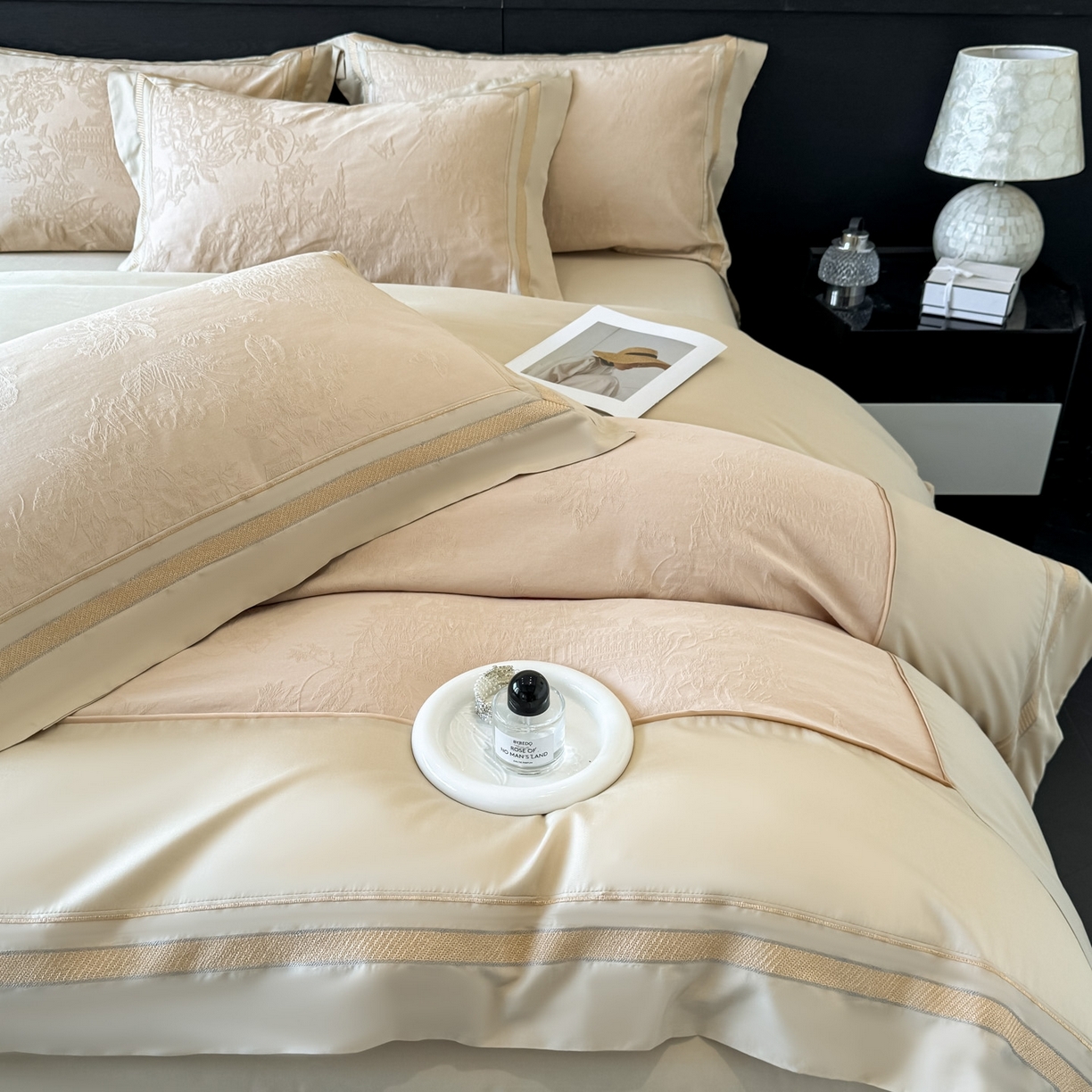 91家纺网 家纺一手货源 找家纺 博纳家纺 2026春夏新款60支全棉纯棉厚织提花绣花宽边高级简奢纯棉四件套-琼楼玉宇 琼楼玉宇-香槟