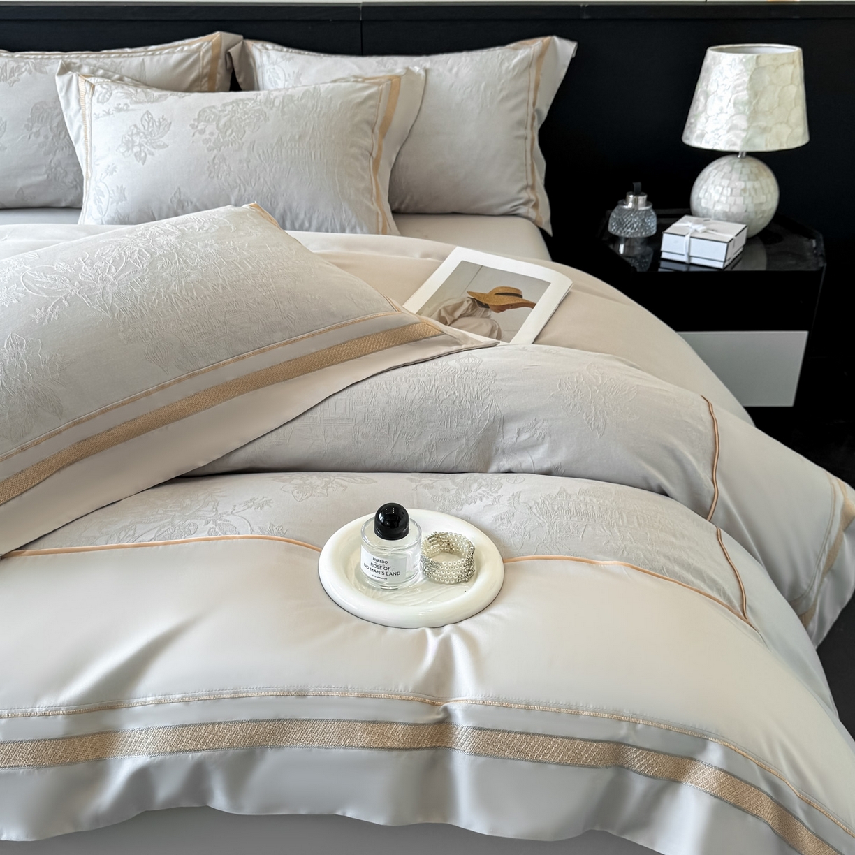 91家纺网 家纺一手货源 找家纺 博纳家纺 2026春夏新款60支全棉纯棉厚织提花绣花宽边高级简奢纯棉四件套-琼楼玉宇 琼楼玉宇-炫彩银