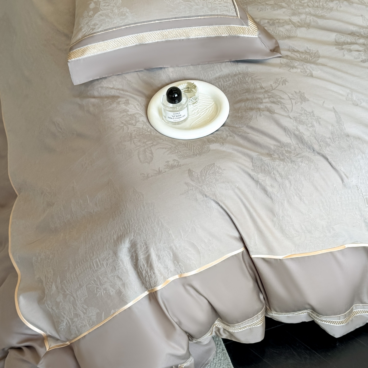 91家纺网 家纺一手货源 找家纺 博纳家纺 2026春夏新款60支全棉纯棉厚织提花绣花宽边高级简奢纯棉四件套-琼楼玉宇 琼楼玉宇-咖色