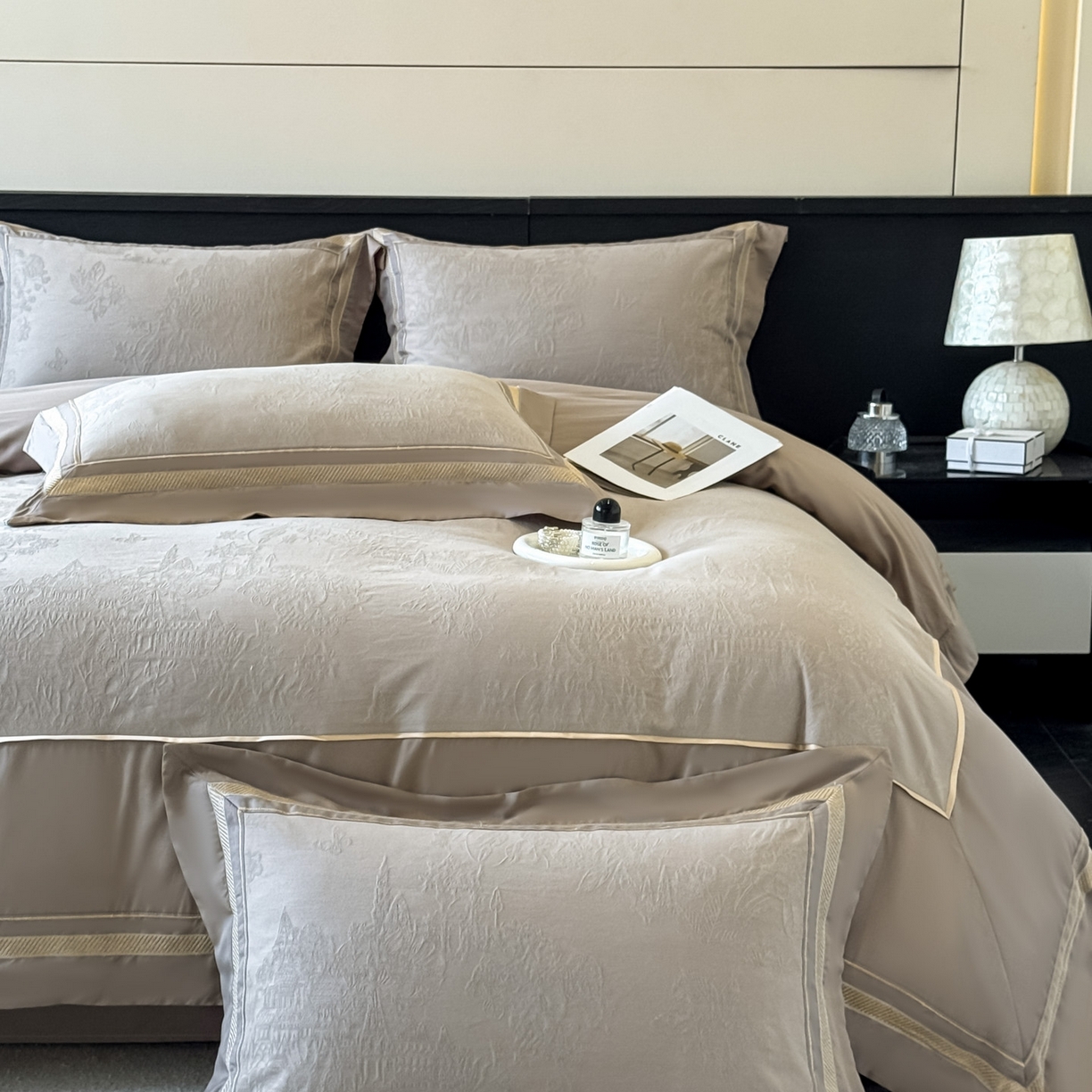 91家纺网 家纺一手货源 找家纺 博纳家纺 2026春夏新款60支全棉纯棉厚织提花绣花宽边高级简奢纯棉四件套-琼楼玉宇 琼楼玉宇-咖色