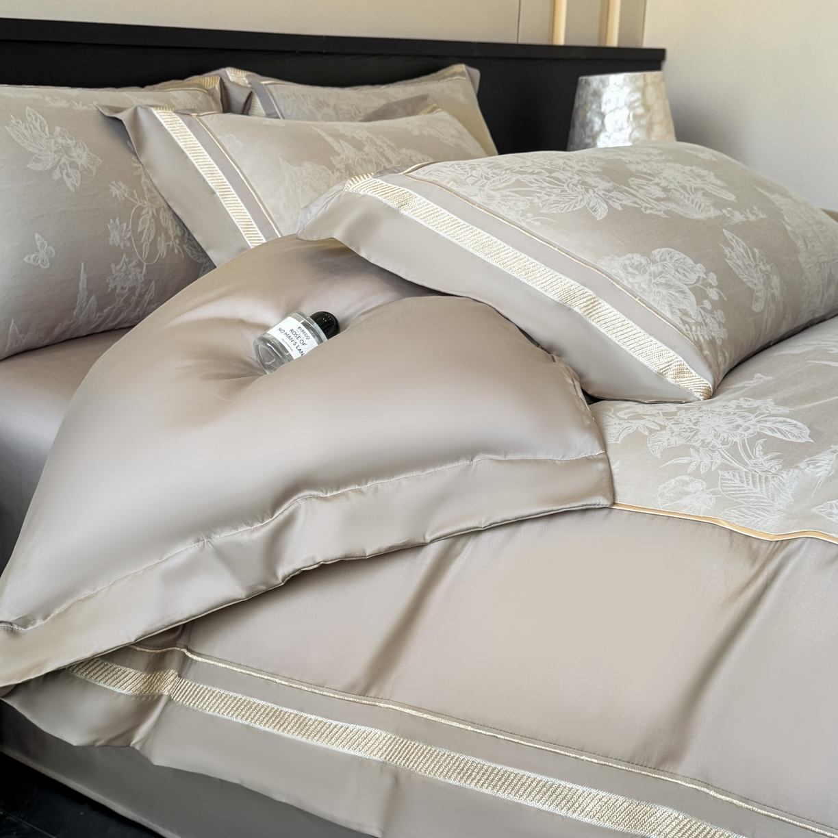 91家纺网 家纺一手货源 找家纺 博纳家纺 2026春夏新款60支全棉纯棉厚织提花绣花宽边高级简奢纯棉四件套-琼楼玉宇 琼楼玉宇-咖色