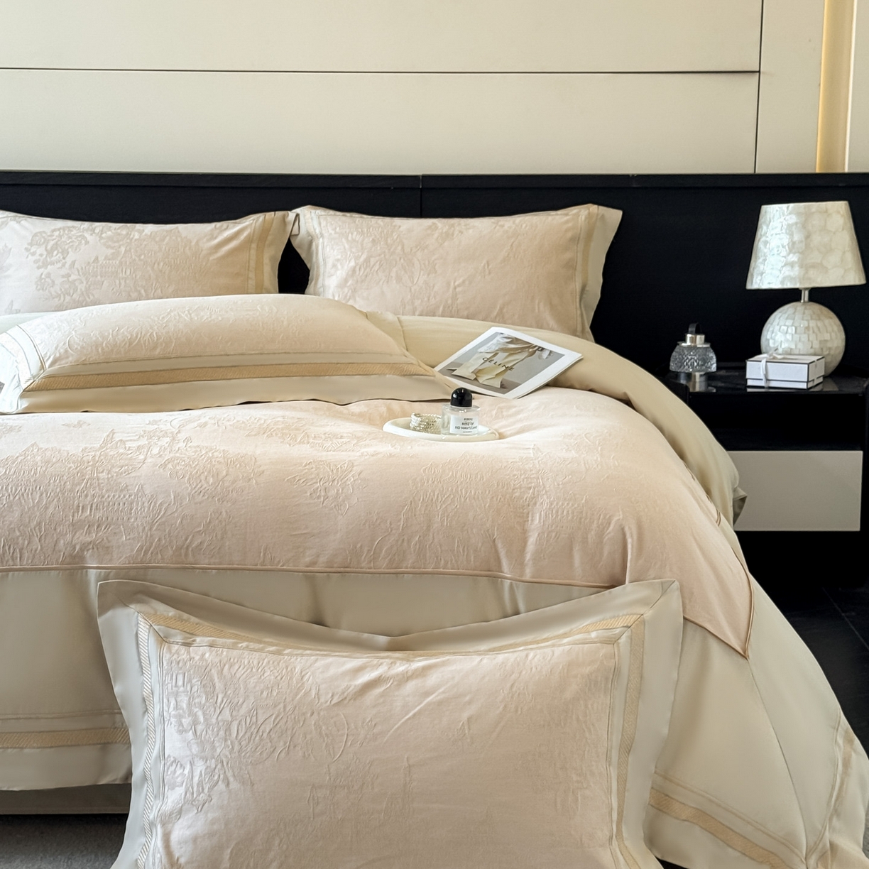 91家纺网 家纺一手货源 找家纺 博纳家纺 2026春夏新款60支全棉纯棉厚织提花绣花宽边高级简奢纯棉四件套-琼楼玉宇 琼楼玉宇-香槟