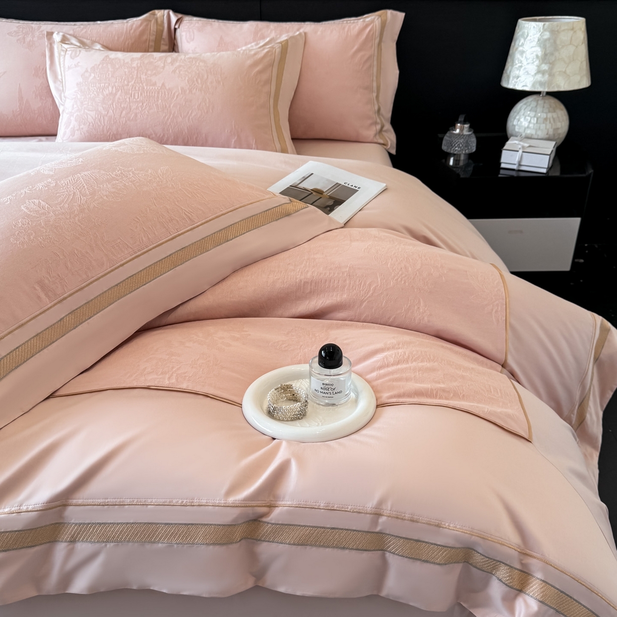 91家纺网 家纺一手货源 找家纺 博纳家纺 2026春夏新款60支全棉纯棉厚织提花绣花宽边高级简奢纯棉四件套-琼楼玉宇 琼楼玉宇-淡雅粉