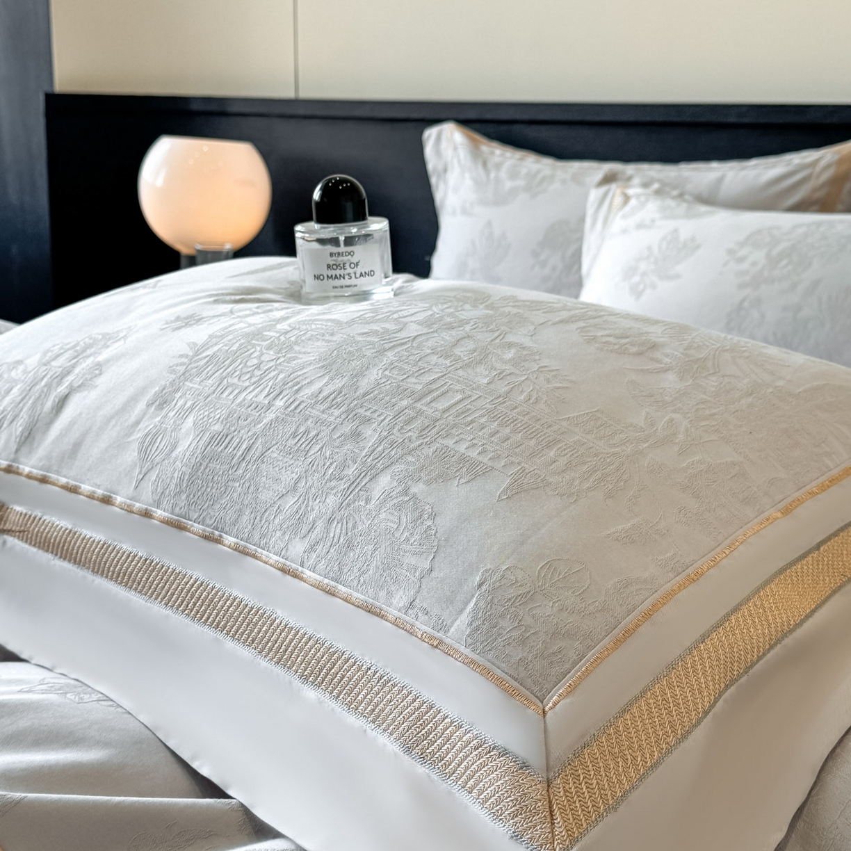 91家纺网 家纺一手货源 找家纺 博纳家纺 2026春夏新款60支全棉纯棉厚织提花绣花宽边高级简奢纯棉四件套-琼楼玉宇 琼楼玉宇-炫彩银